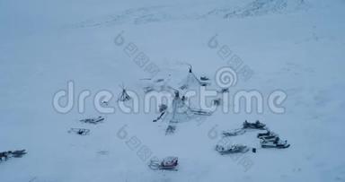 在北极生活在蒙古包里的人们用无人驾驶飞机录像，乘坐雪橇的驯鹿在蒙古包周围驾驶着令人惊叹的